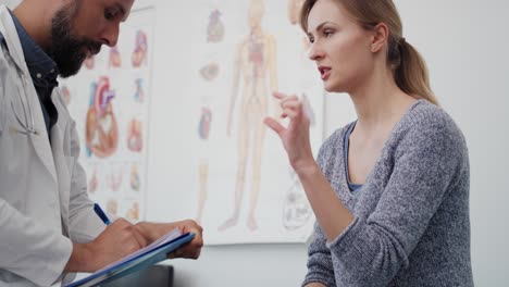vista de mano del paciente habla con el médico sobre su enfermedad