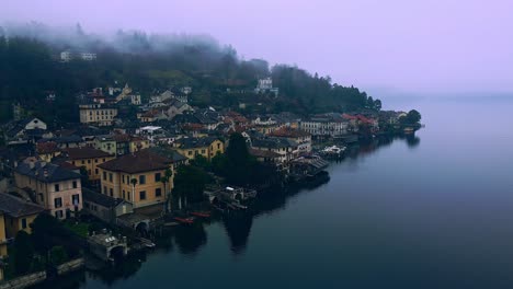 Drohnenaufnahme-Der-Siedlungsstadt-In-Orta-San-Giulio-Am-Ortasee-In-Italien