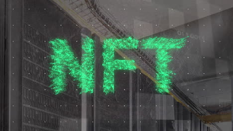 animación de banner de texto nft y conexiones de microprocesador contra la sala de servidores de computadoras.