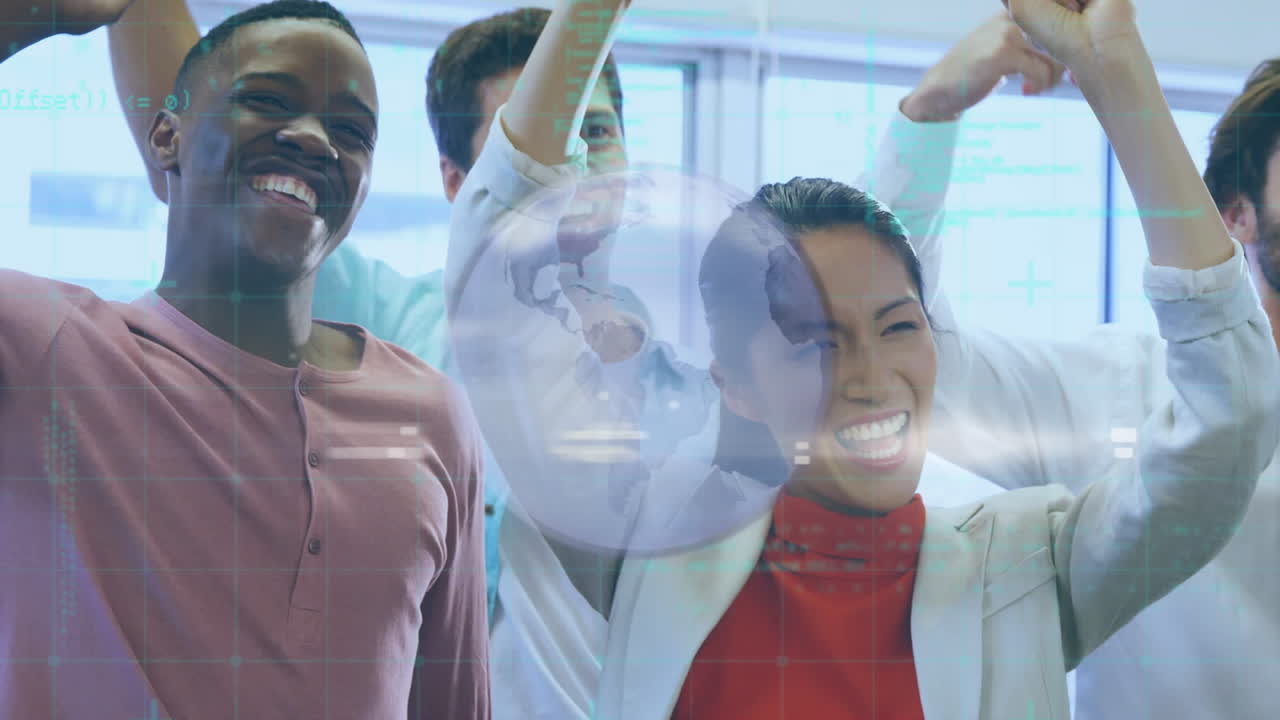 animación del globo y procesamiento de datos sobre sonrientes colegas de negocios aplaudiendo