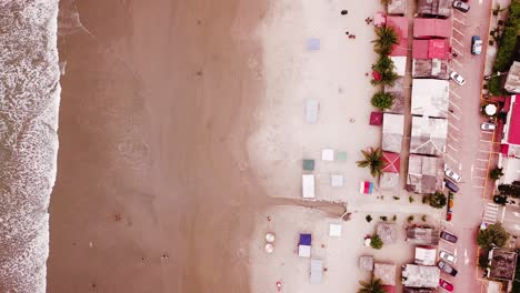 toma de arriba hacia abajo de la hermosa playa de olón en ecuador - drone aéreo