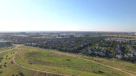 Aerial-Drone-rising-up-above-American-houses-in-a-Suburban-neighborhood-of-Denver,-Colorado-,USA-at-sunset