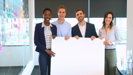 retrato de colegas de negocios con una pancarta en blanco 4k
