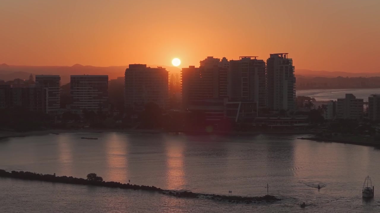 Tramonto su Coolangatta e il fiume Tweed al confine tra Queensland e Nuovo Galles del Sud nella Gold Coast, Queensland, Australia - Vista aerea
