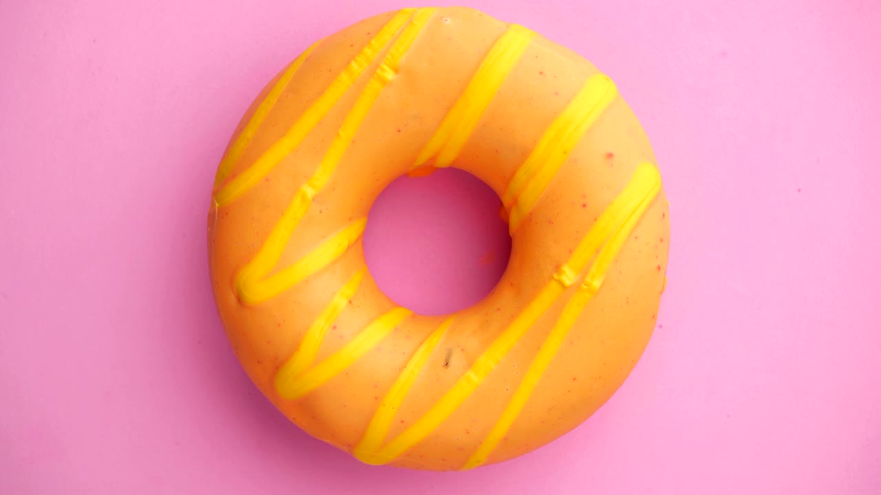 el donut glazado de primer plano.