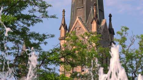 Kirchturm-Mit-Brunnen-Im-Vordergrund