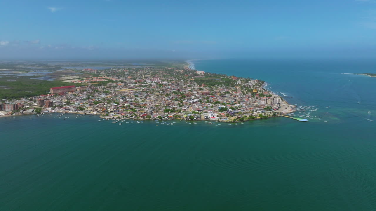 vista panorámica de la ciudad de chichiriviche y las islas en el estado de falcon de venezuela