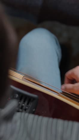 persona que toca una guitarra acústica