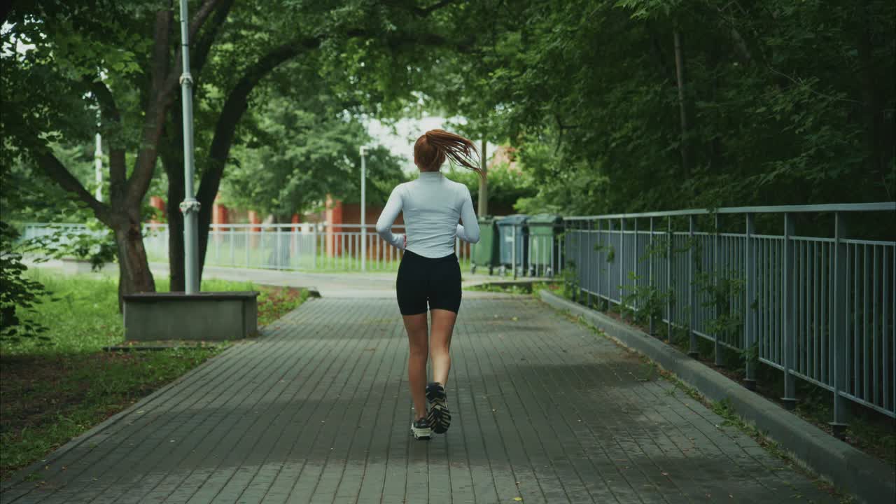 mujer corriendo al aire libre