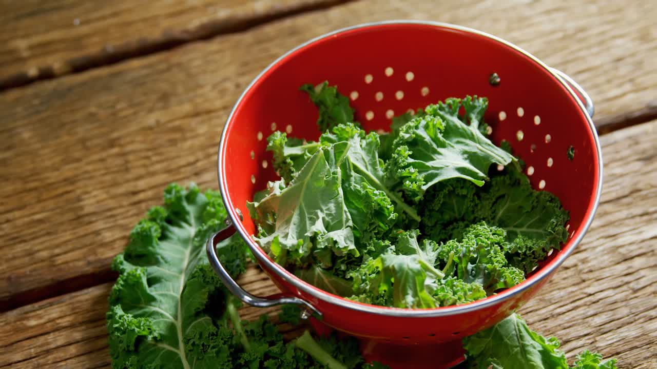 verduras de hojas verdes en una sartén 4k