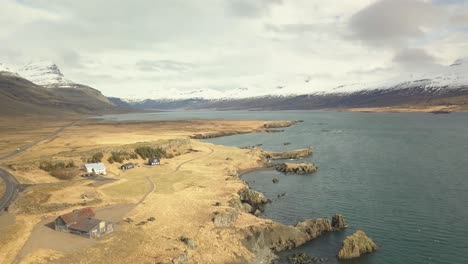 montañas cubiertas de nieve con vistas a los acantilados rocosos del mar en islandia