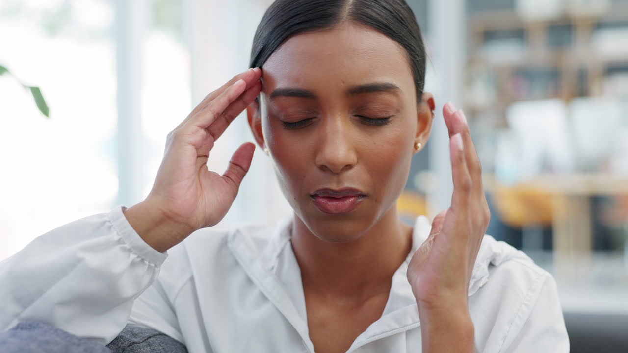 estrés, dolor de cabeza y comunicación telefónica en el trabajo