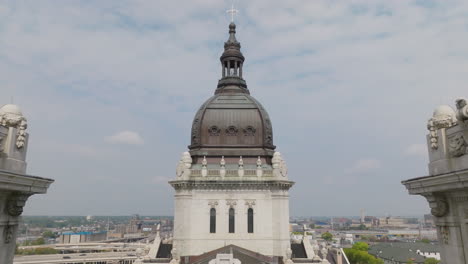 vista aérea de bajo ángulo de la torre principal de la iglesia de la basílica en minneapolis, minnesota