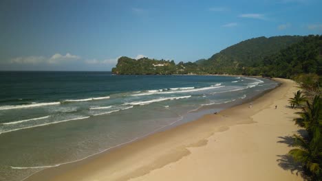 antena ascendente de olas rompiendo en la costa de la bahía de las cuevas trinidad