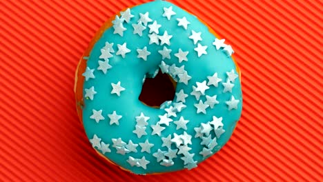 el donut glazado de primer plano.