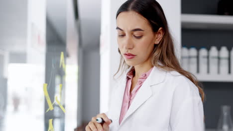 científico en el laboratorio, mujer de lluvia de ideas