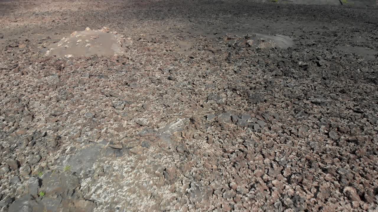 화산 지형의 드론 샷을 뒤로 당기고 패닝