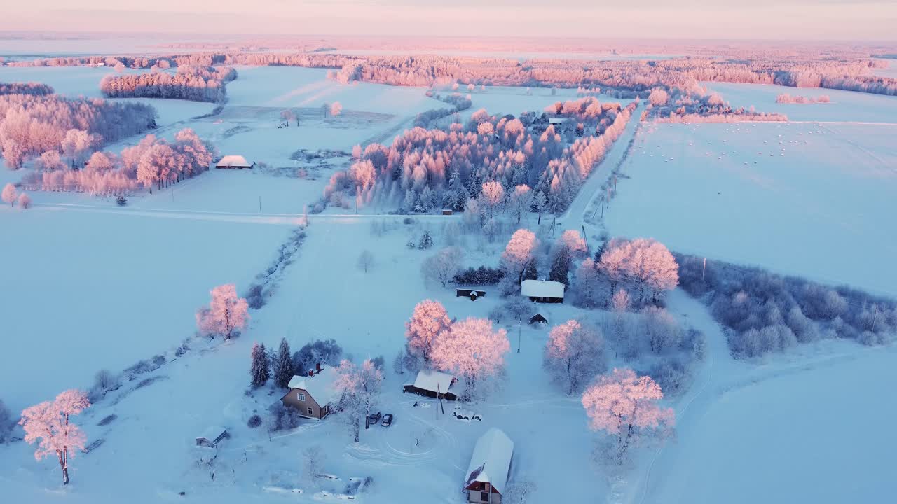 Jäinen, kylmä talvinen maalaismaisema auringonnousun valossa ilmasta kuvattuna