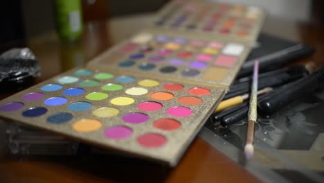 Makeup-palette-on-a-table-just-before-starting-makeup