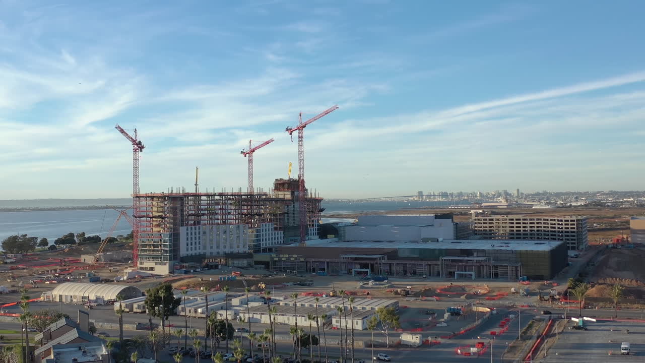 el nuevo centro de convenciones que se está construyendo en chula vista, california, con el horizonte de san diego en la distancia
