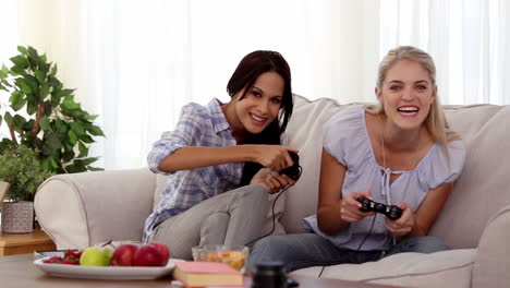 amigos jugando videojuegos juntos