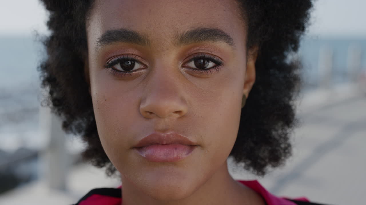 retrato de cerca joven hermosa mujer afroamericana saludable piel perfecta buscando pensativa contemplativa chica negra linda con afro serie de personas reales