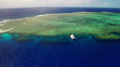 Yate-De-Lujo-En-Las-Aguas-Azul-Oscuro-Del-Océano-Pacífico