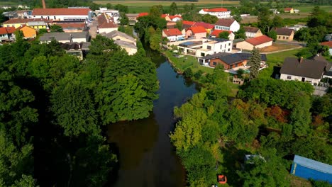 Una-Vista-Impresionante-De-La-Puesta-De-Sol-Sobre-Las-Casas-Ubicadas-Junto-Al-Mar:-Drones-Volando-Hacia-Adelante