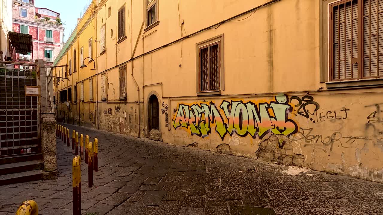 쓰레기통 과 건물 들 이 있는 그래피티 로 인 골목길