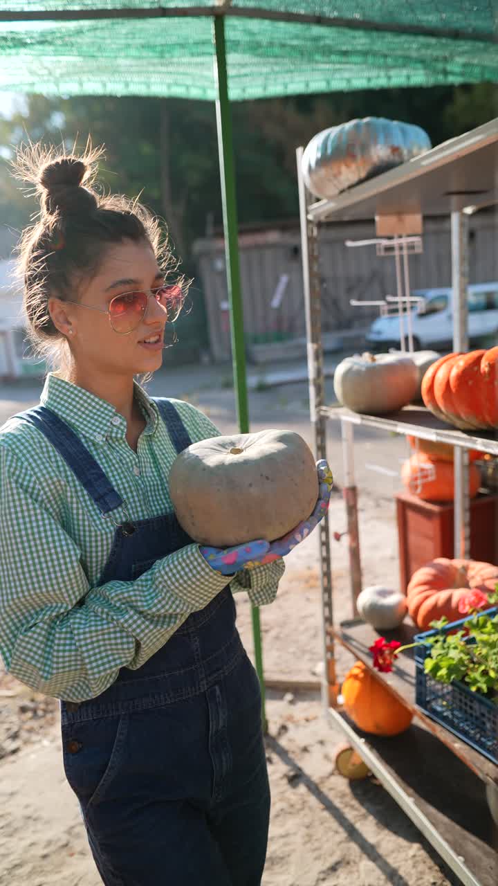 mujer comprando calabazas en un mercado de agricultores