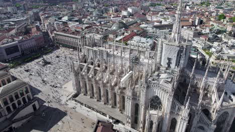 Ornate-Milan-Cathedral-and-masses-of-tourists-on-Piazza-del-Duomo