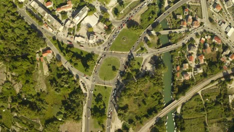 vista de pájaro sobre el área urbana, el tráfico y la conducción de automóviles, la naturaleza verde y las carreteras