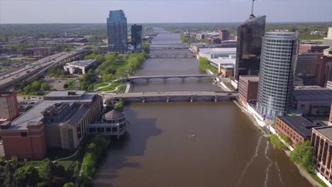 drone-opname van de skyline van grand rapids