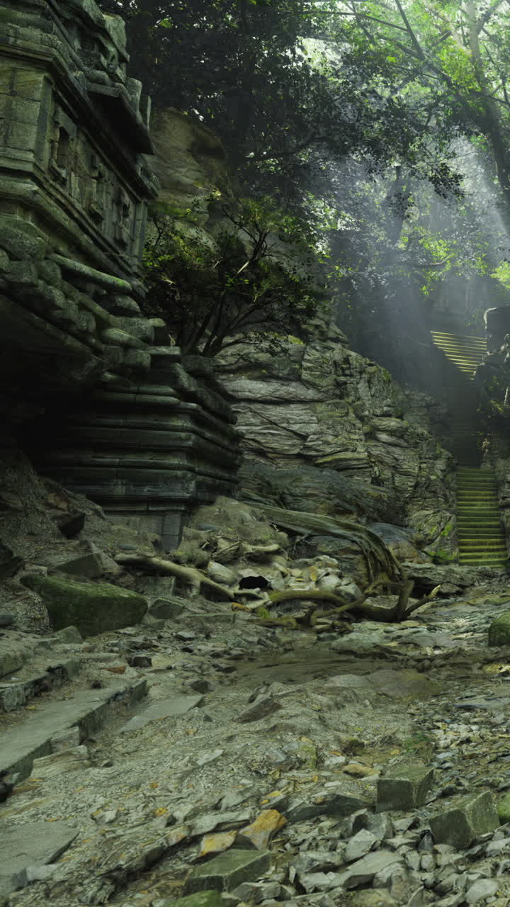 Antiche rovine di pietra emergono dalla giungla nebbiosa in una scena incantevole.