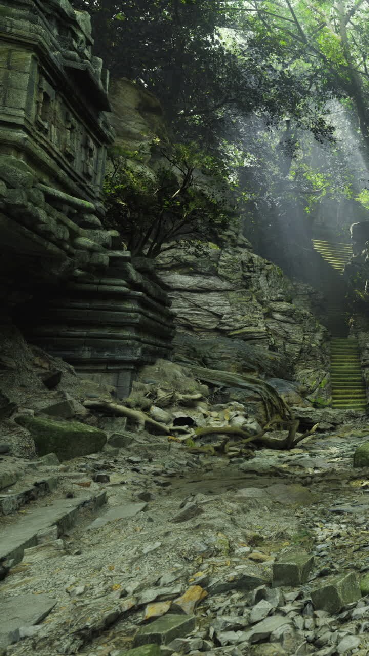 Antiche rovine di pietra emergono dalla giungla nebbiosa in una scena incantevole.
