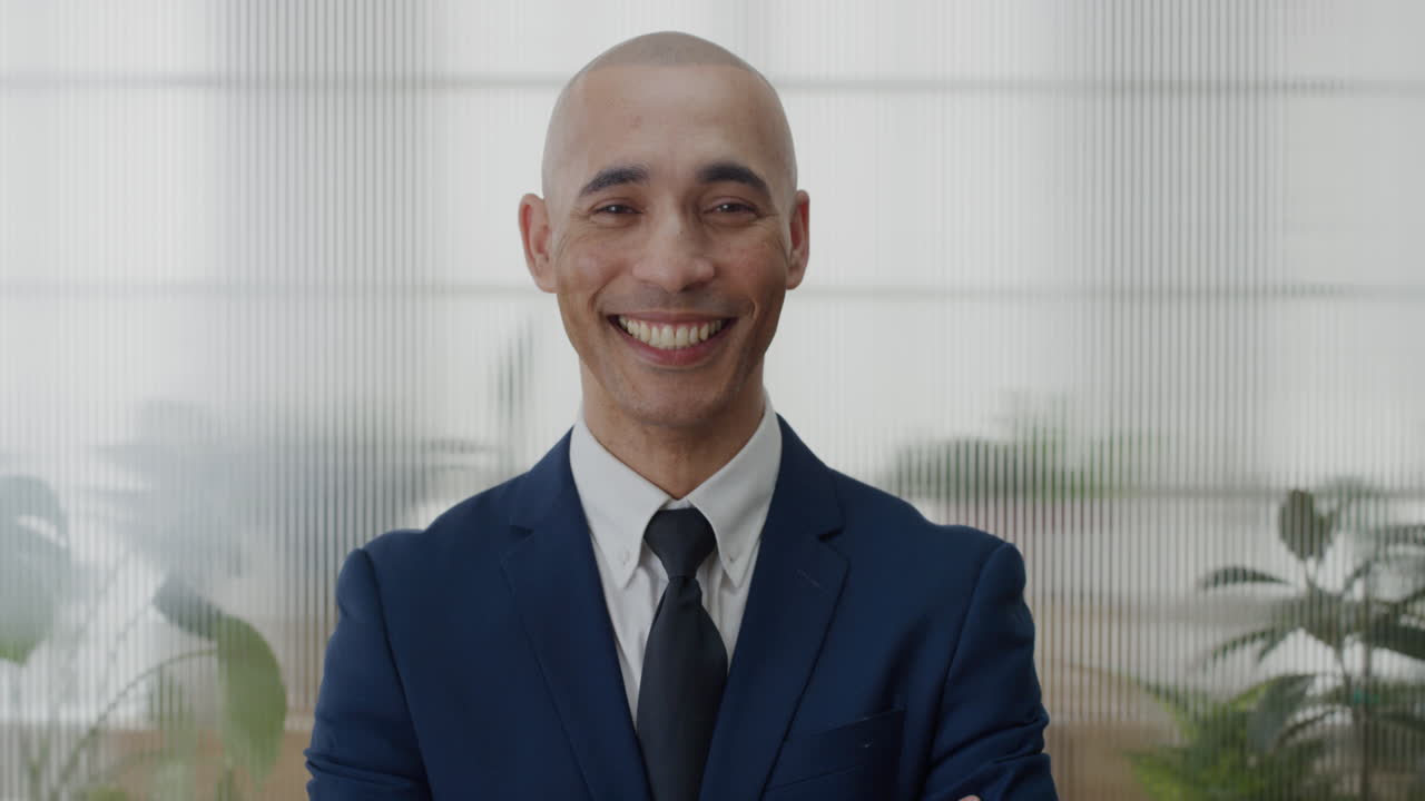 ritratto di un uomo d'affari ispanico di successo dirigente sorridente che gode del successo nella carriera allegro giovane imprenditore professionista che indossa un abito in slow motion