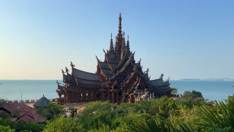 Santuario-De-La-Verdad,-Atracción-Turística-Popular-En-Pattaya,-Chonburi-En-Tailandia-Durante-El-Día.