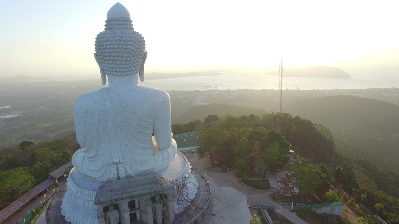 vista aérea del hermoso gran buda en la isla de phuket.