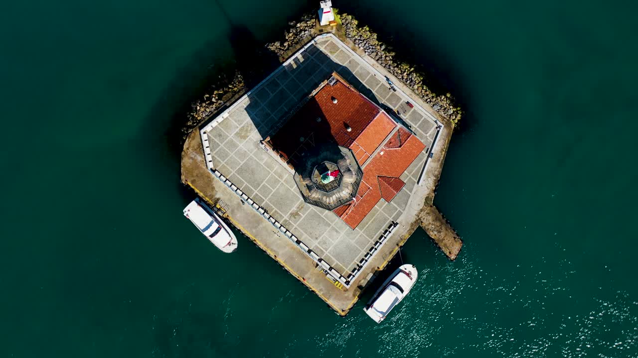 이스탄불에서 레안더스 타워 (leander's tower) 라고도 불리는 메인 타워 (maiden tower) 의 공중 전망.