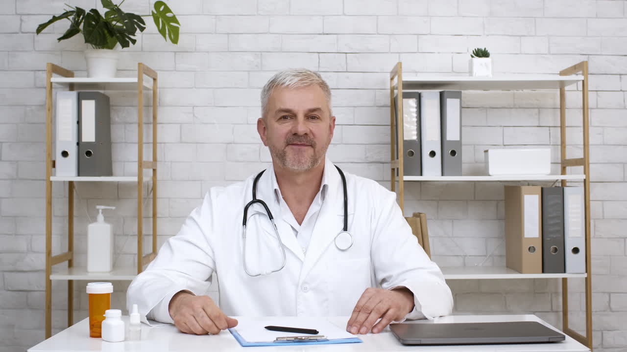 Medico che fa il pollice in su nello studio