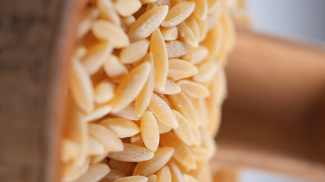 Primo piano di pasta orzo