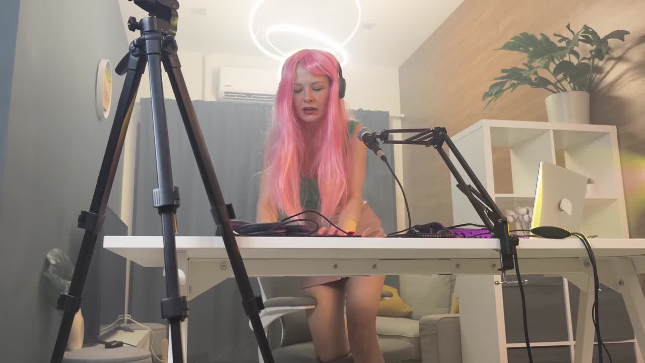 mujer grabando un podcast o una sesión de video