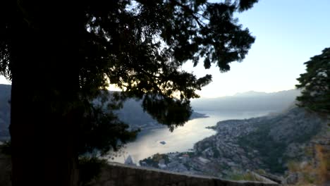 Ciudad-De-Kotor-Desde-Arriba-Con-Tobogán-Detrás-De-Un-Tres