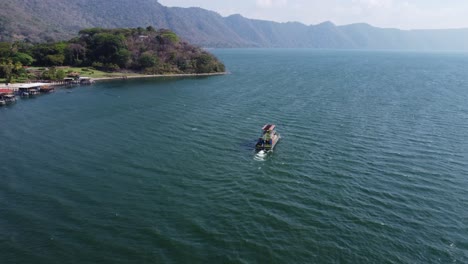 Barco-Turístico-Lleva-A-Los-Turistas-Al-Gran-Lago-De-La-Caldera-Volcánica,-El-Salvador