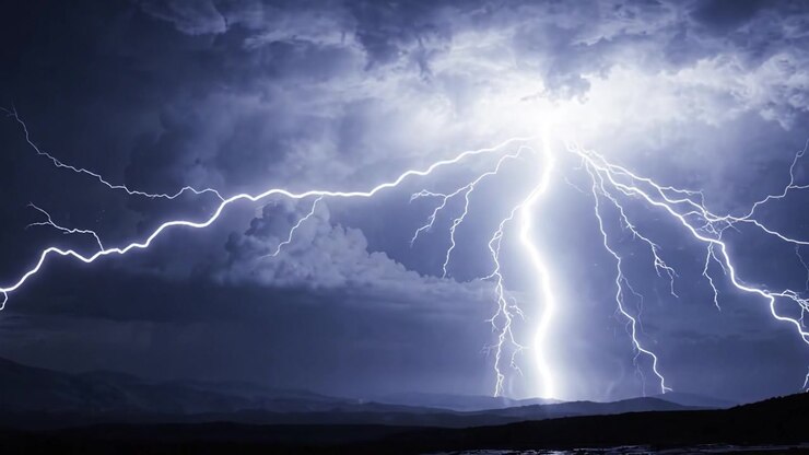 Temporale drammatico con numerosi fulmini contro un cielo oscurato, che illuminano le nuvole e creano una scena atmosferica mozzafiato.