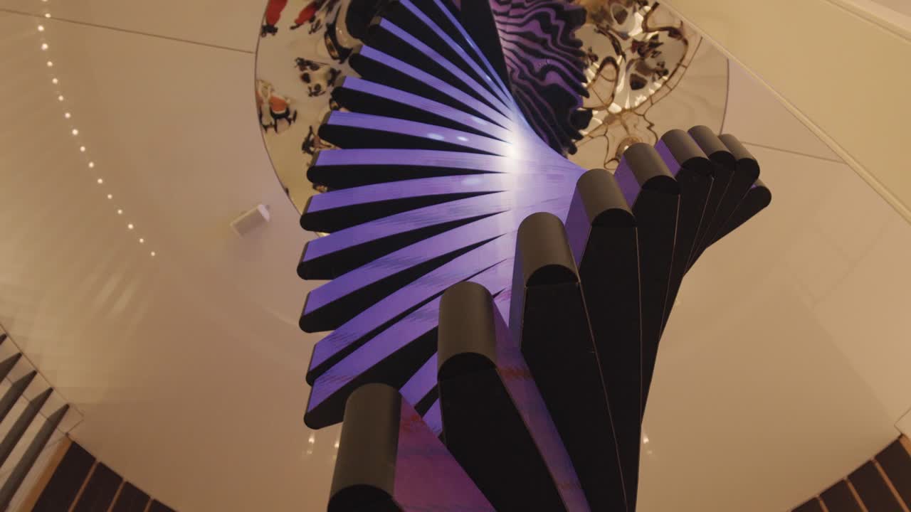 パープル・スパイラル・レッド アート・インスタレーション