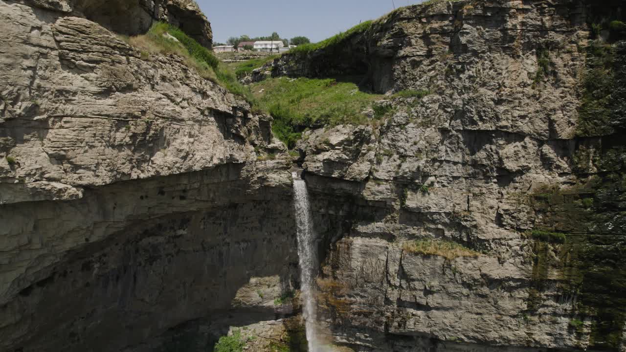 горный водопад и ландшафт каньона