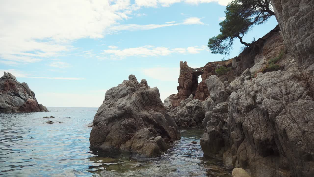 Rocce costiere e vista mare
