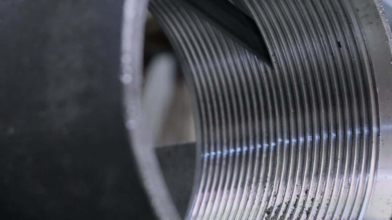 산업적 우아함: 금속 결합을 잘라내는 예술