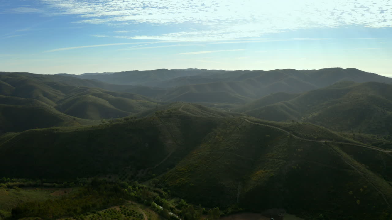 포르투갈 알가르베의 푸른 산에 있는 아름다운 길